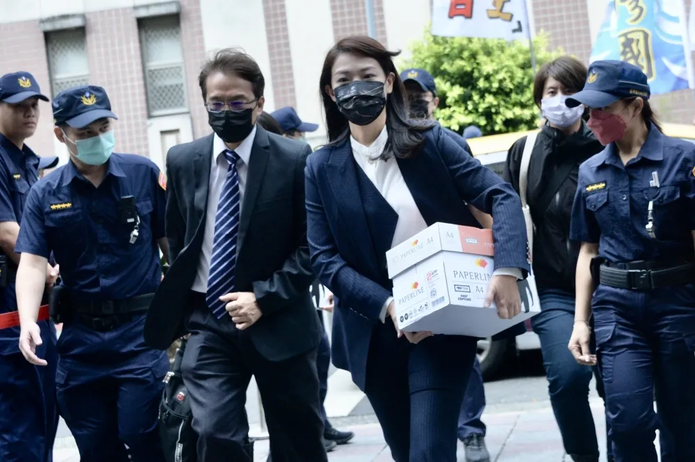 【快訊】涉詐助理費開庭　高虹安有備而來「抱一箱A4資料」進入北院