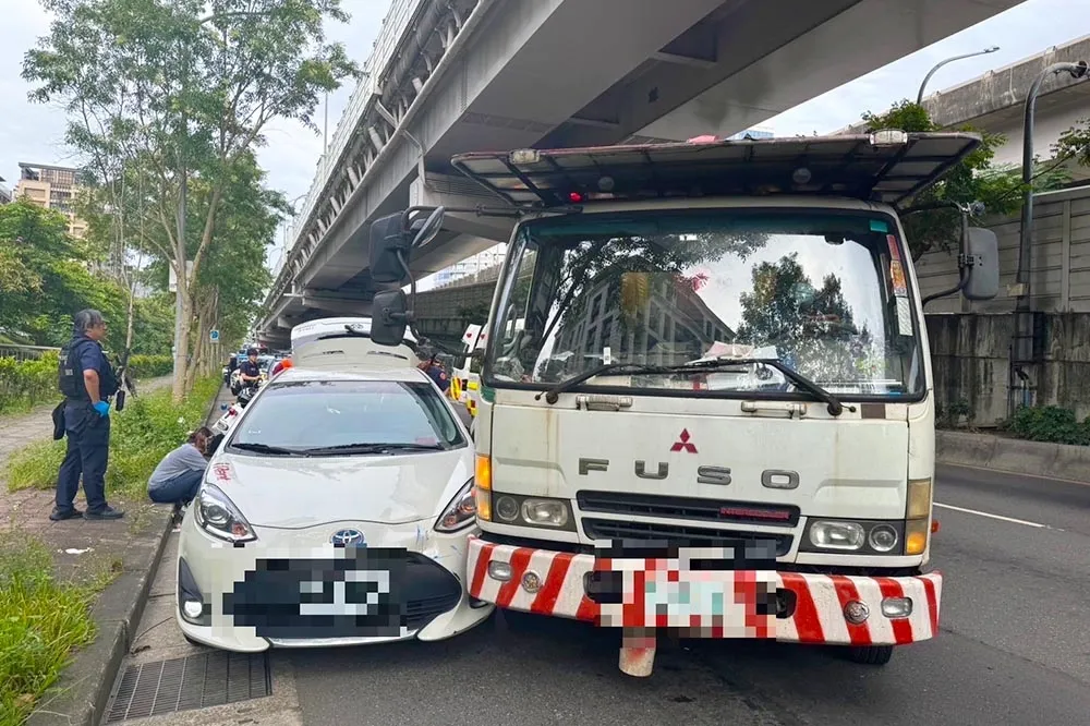  【槍響片】情侶飆車拒檢攜毒！貨車司機熱心幫攔截　警轟2槍搜出海量毒品