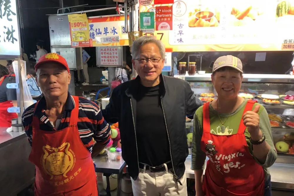 黃仁勳現身寧夏夜市引起轟動　透露「1種美食」讓他懷念