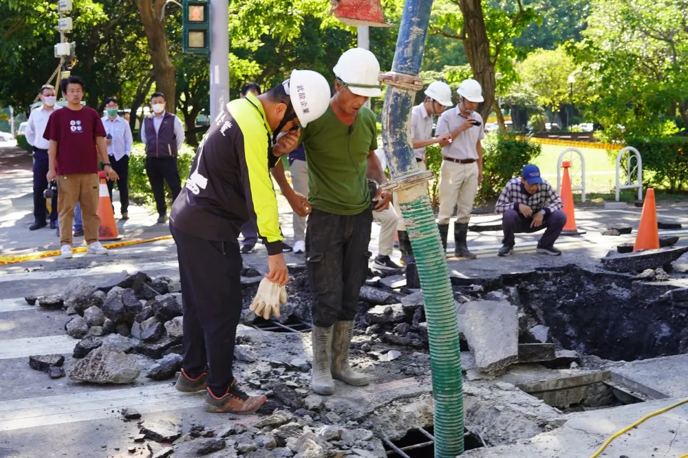 竹北天坑研判是建商「未通報又自行補強」惹禍　縣府搶修ing