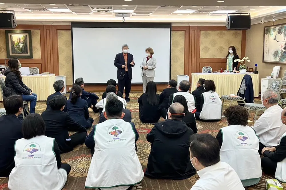 心靈成長課程「P.O.P」負責人夫妻百萬交保　親友團為護駕擋路遭喝斥