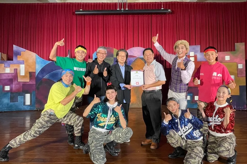 吳靜吉捐款100萬給紙風車劇團　助青少年反毒戲劇工程
