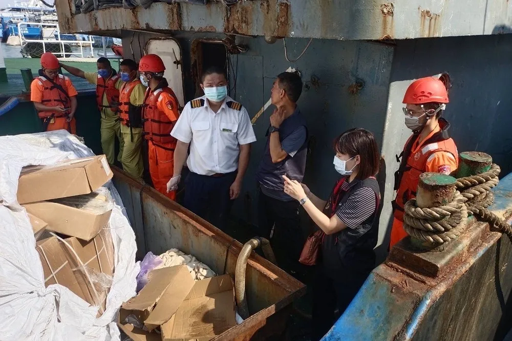 海巡查獲中國漁船走私畜產品檢　起出百噸牛羊肚及蹄筋