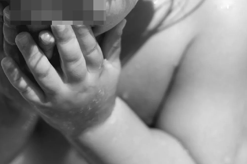 台南2歲幼兒疑遭虐亡卻辯稱「浴盆中溺水」　生母裁定羈押、男友羈押禁見