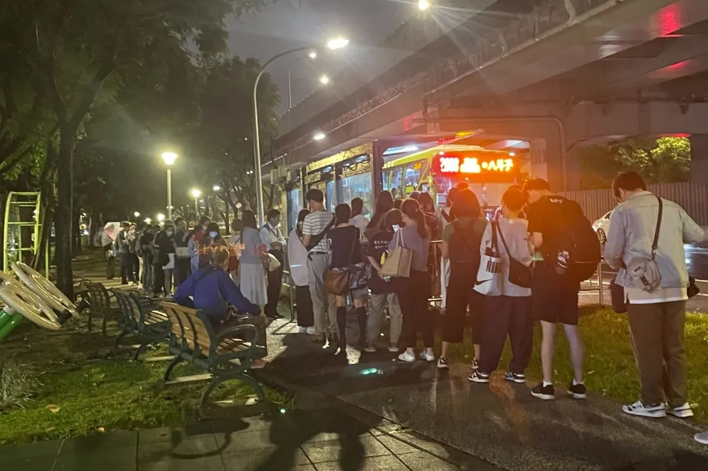 塞爆了！台塑5000人內湖大遷徙　里長曝恐怖排隊人龍「根本擠不上公車」