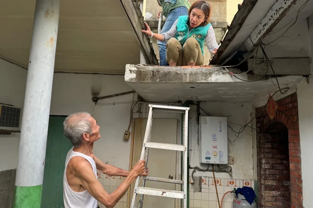離譜！台中70歲老夫妻家遭建商包圍　「爬屋頂進出」畫面曝光
