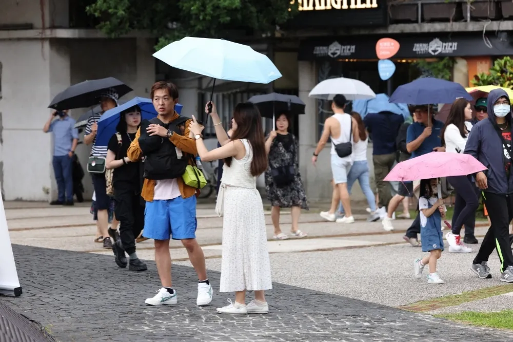 【快訊】雨彈襲擊北台灣　「2縣市」發布大雨特報