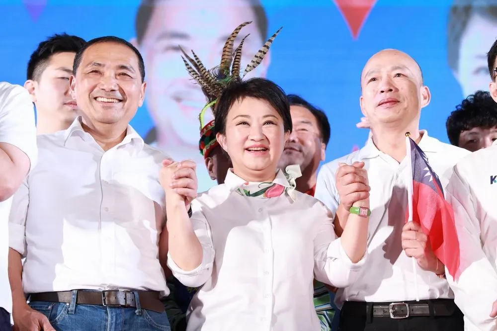 燕子漢子禿子合體！盧秀燕牽起侯韓重現2018感動畫面