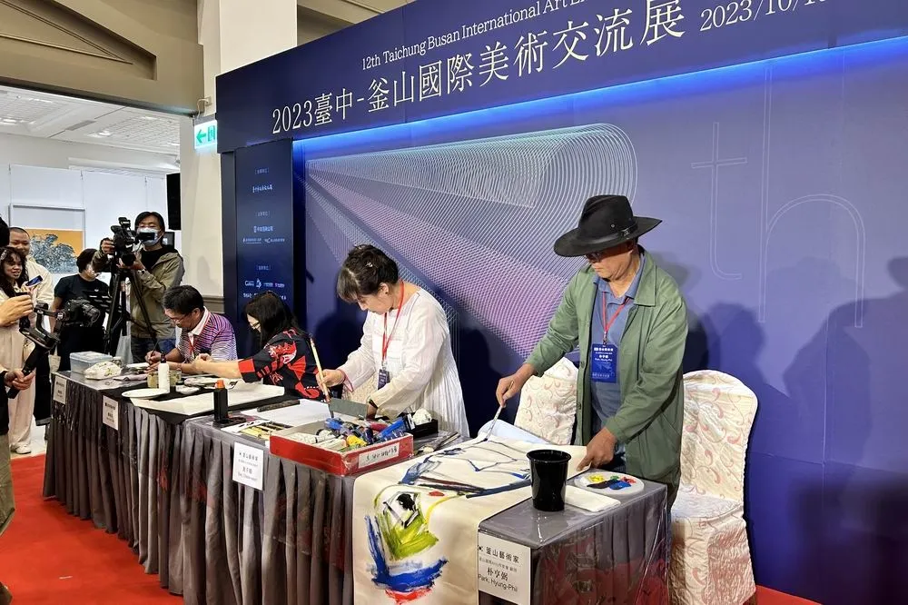 中友百貨舉辦「台中釜山國際美術交流展」