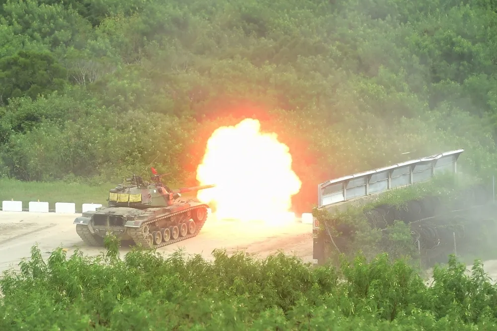 誤擊？軍方查賞鯨船航跡圖在射擊管制區外　軍備局長：疑漂流木打到