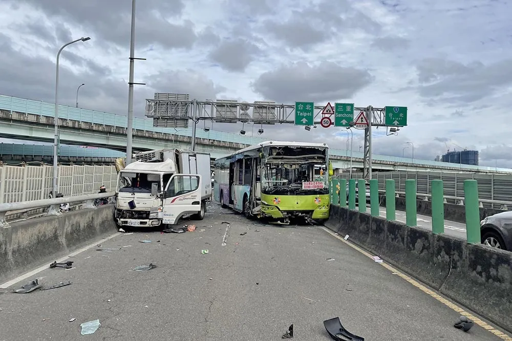 【追撞片】新北中山高架「公車撞小貨車」　道路塞爆、4男9女緊急送醫