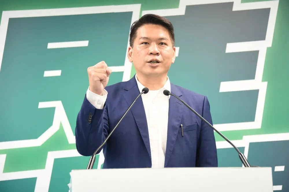 民進黨議員掃到趙天麟外遇颱風尾　與嘟嘴辣妹合照引發議論
