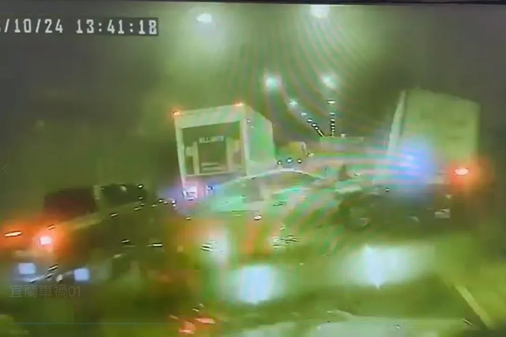 【驚悚片】宜蘭蘇花改新澳隧道16車追撞　40秒行車紀錄器畫面曝光