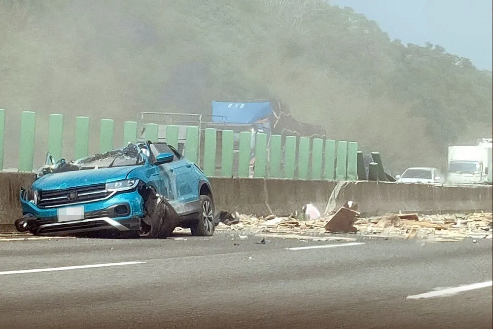 國3追撞意外！小車遭大車追尾撞飛　分隔島防眩板被狠削整排