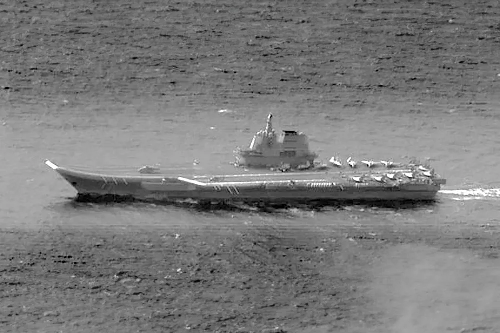 中國「山東號」航空母艦通過巴士海峽　國防部曝清晰畫面