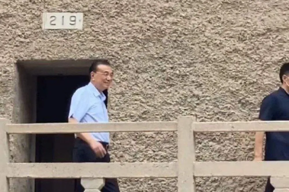 【有片】李克強最後身影曝　遊莫高窟民眾齊喊「氣色很好」