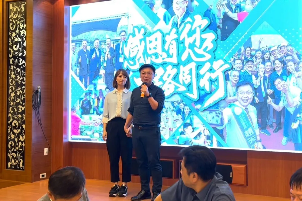【催淚片】趙天麟退選後首度與妻子「丁丁」連袂現身　辦感恩餐會痛哭高喊力挺黃捷