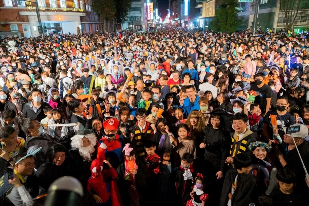 竹市風狂玩具城萬聖大遊行！ 高市長化身魔法師與3萬民眾上街同樂