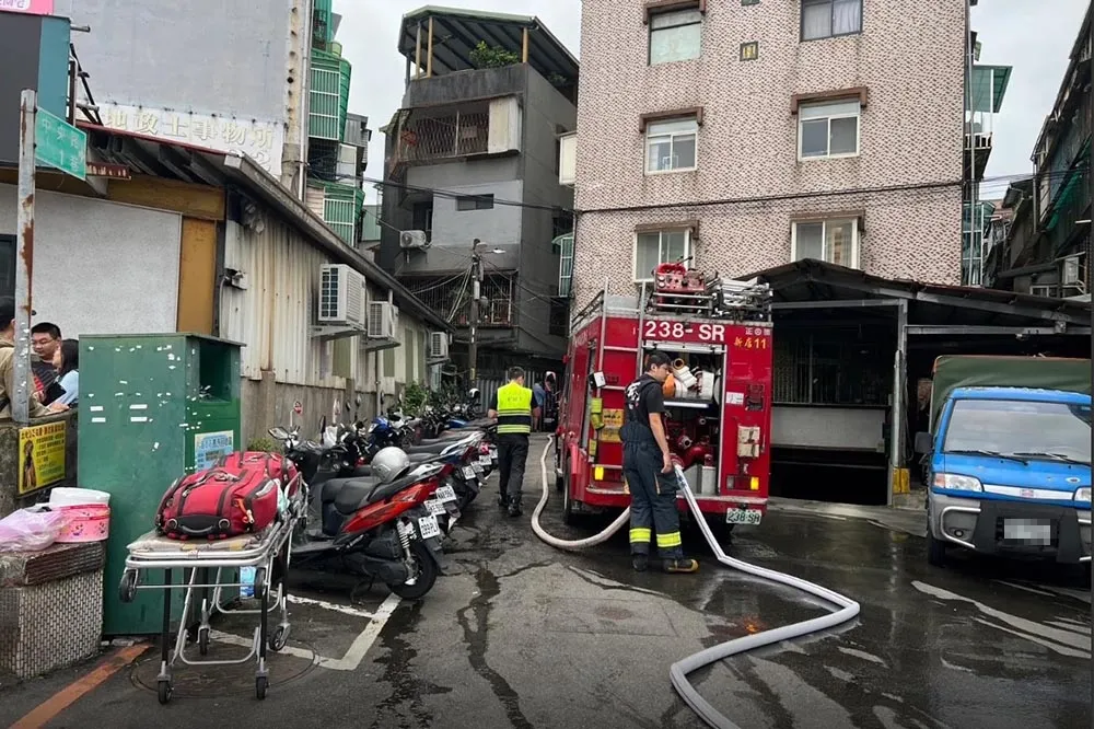 新北新店公寓傳火警　1婦人被濃煙嗆昏