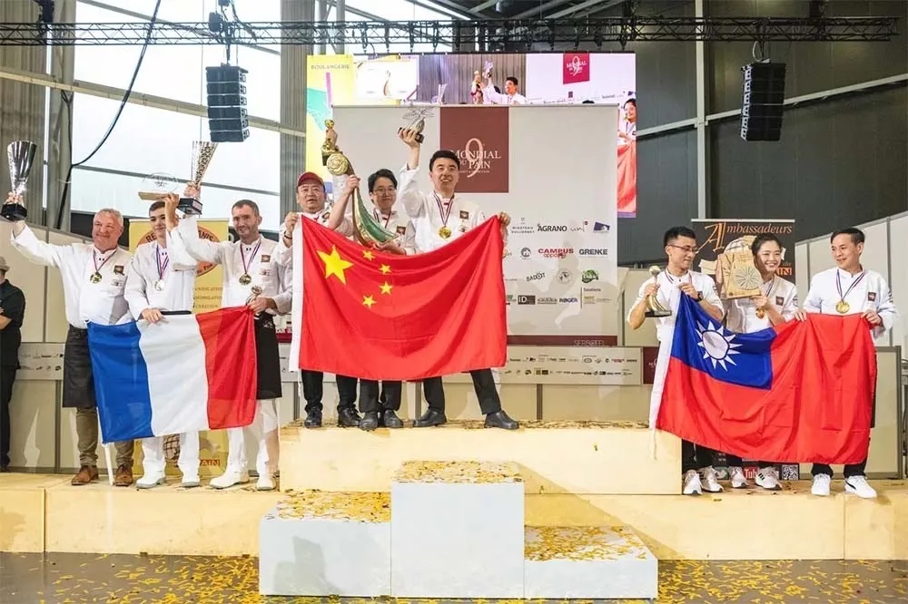 「世界麵包大賽」台灣季軍高舉國旗！中國選手閃遠　網笑問：中間隔台灣海峽？