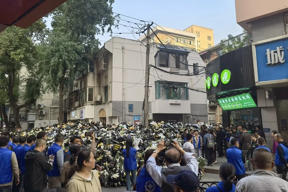 【有片】中國多處民眾自發悼念李克強　官方全面控管網路輿論