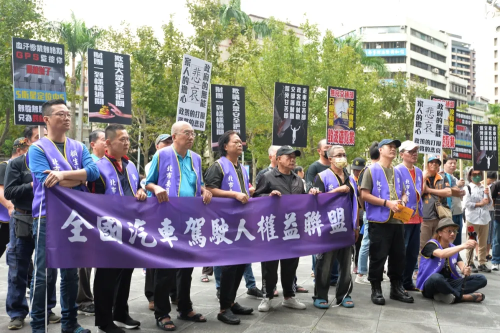 交通新制上路後「1個月罰單破萬元」　小黃司機不滿新制開車包圍交通部抗議