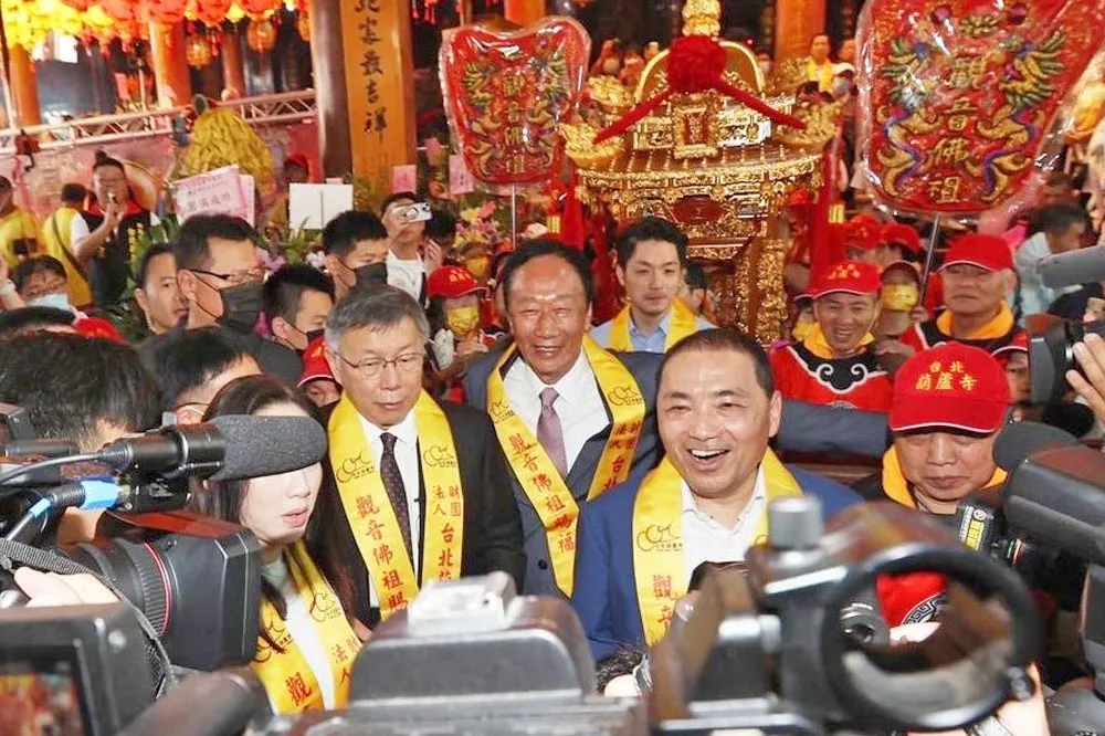 【現場觀察】密會破局後…侯友宜、柯文哲同框拜廟相敬如「冰」　廟方8度喬座位險爆衝突