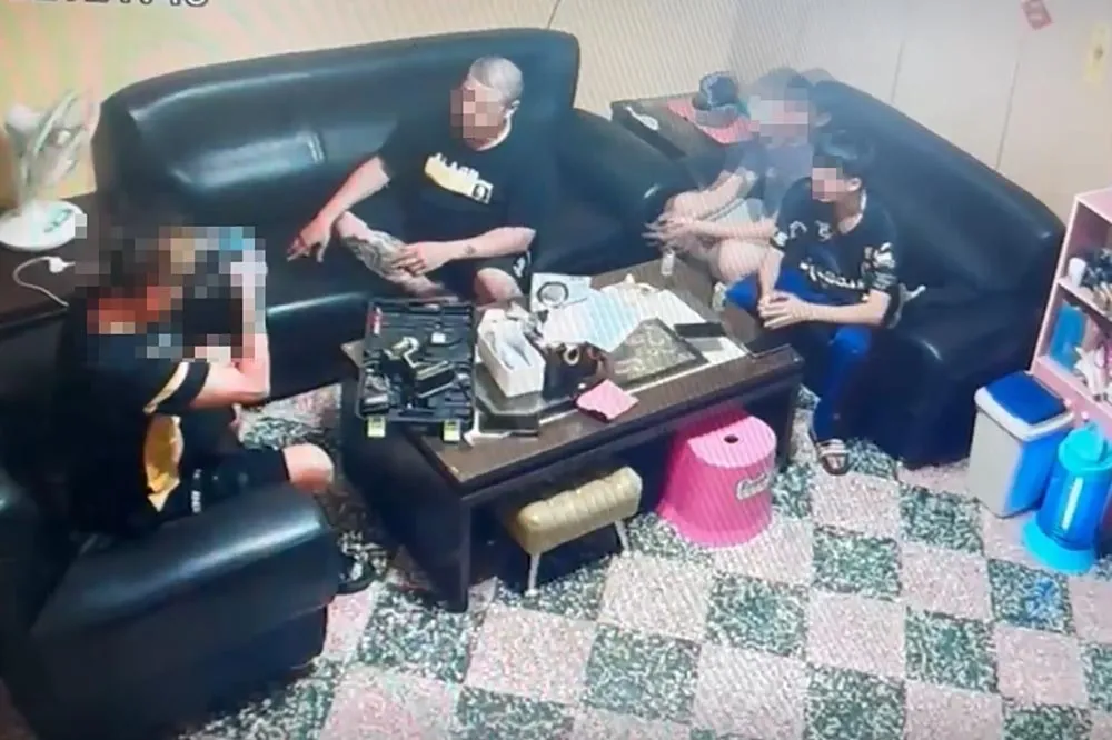 【驚悚片】桃園男為炫耀槍枝抵頭「下秒自轟身亡」　友人與2小孩驚嚇蹦跳、逃竄