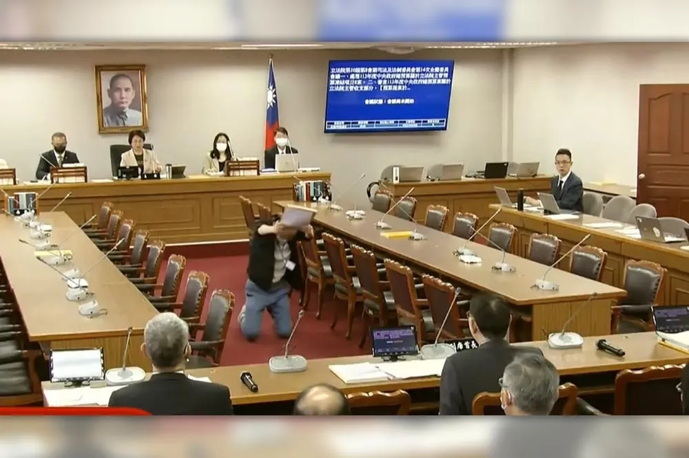 立院員工闖委員會跪求林志嘉主持公道　控訴職場被霸凌、威脅考績打乙