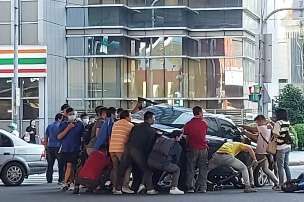 超感人畫面！新北騎士車禍被捲入車底　10多民眾合力抬車救人
