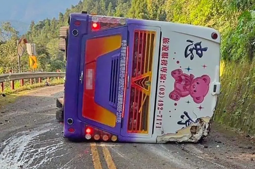 宜蘭太平山遊覽車翻覆釀1死38傷　司機20萬元交保