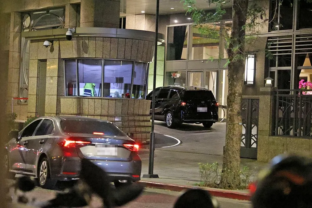 上午才公布民調贏賴侯　傍晚柯文哲座車直奔郭台銘家
