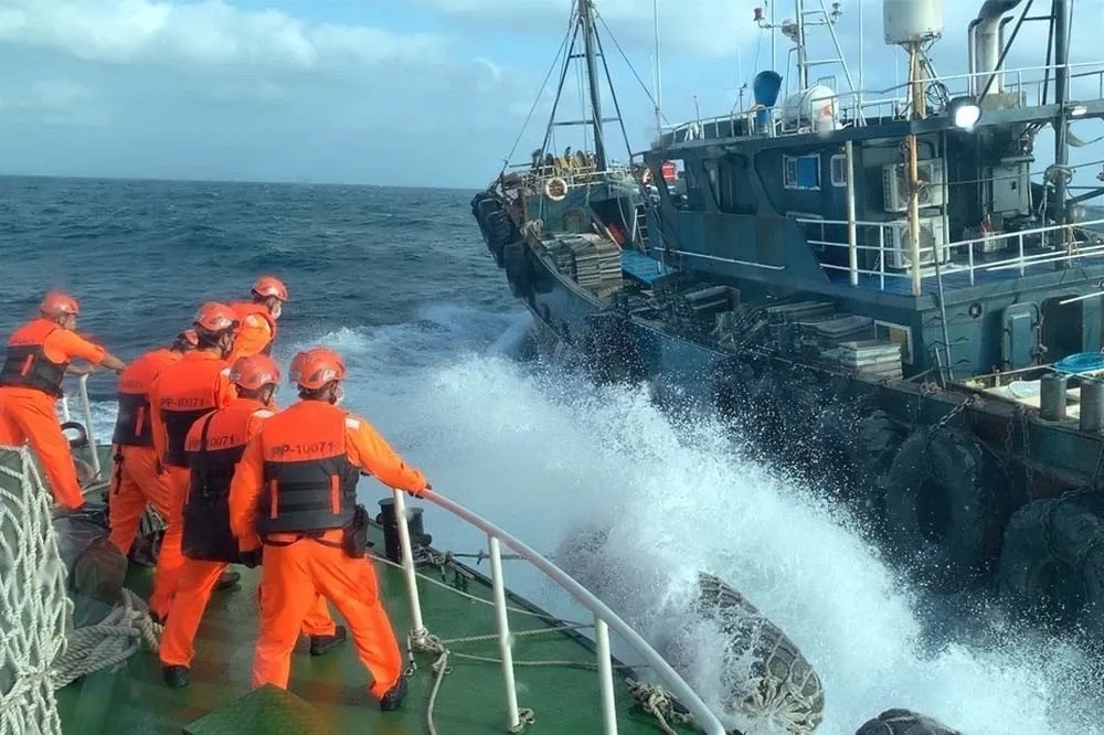 中國漁船海上接駁漁獲遭盯上　蛇行水遁仍遭海巡登船逮8人