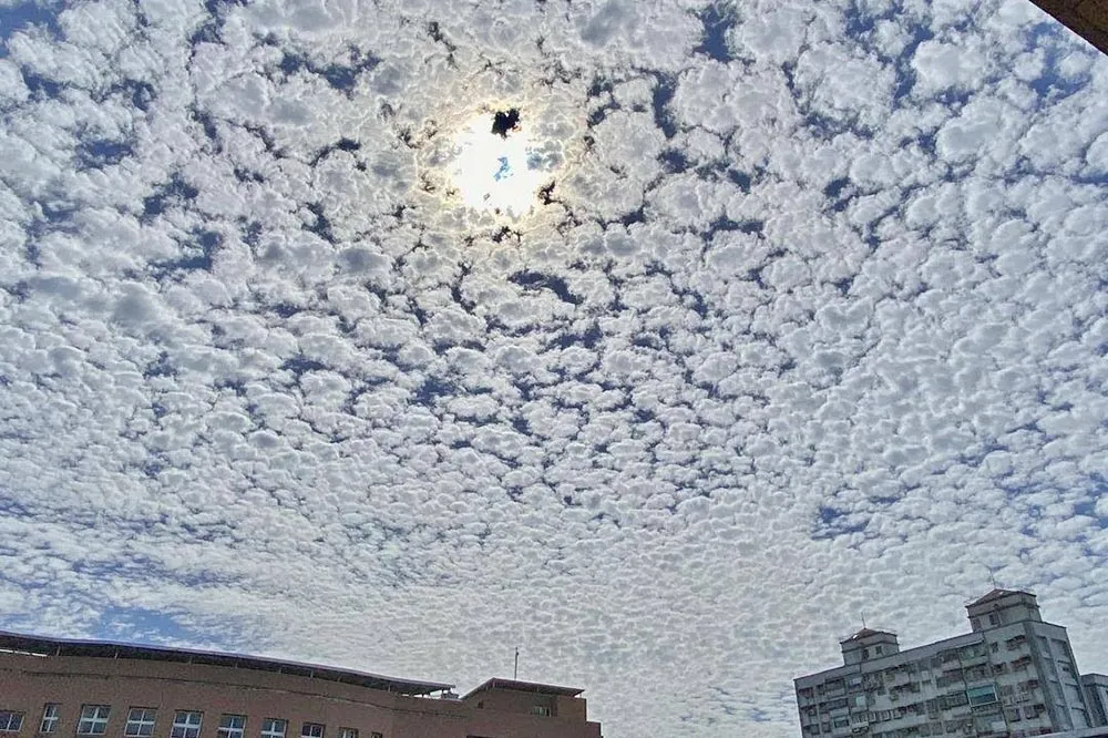 周五起變天！天空布滿棉花糖般高積雲　下周一最冷北部下探16度