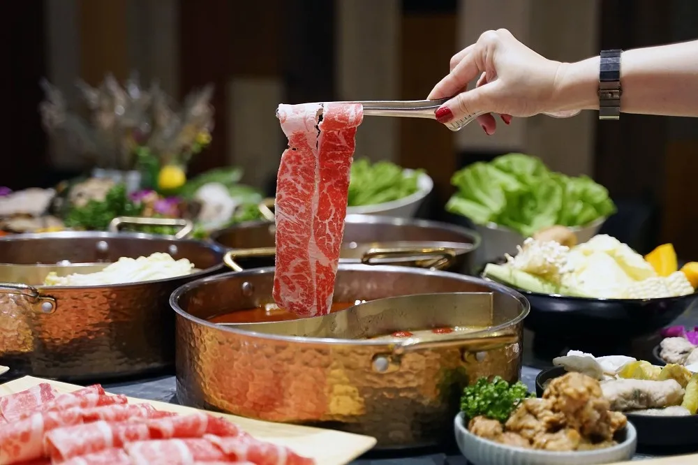 【南京復興美食】「老撈麻辣鍋」不一樣的湯頭、創意私房料理　值得老饕一來再來的口袋名單！