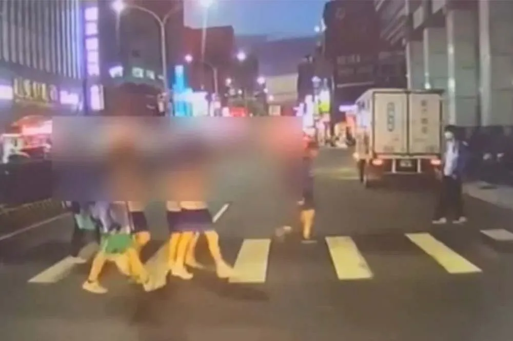 無法可罰！載2歲高燒童送醫　學生無視鳴笛救護車「慢慢走」