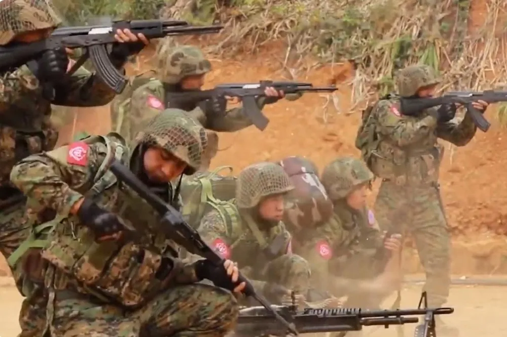 【有片】緬甸反抗軍與軍政府交火再爆武裝衝突　數千民眾逃往印度求庇護　