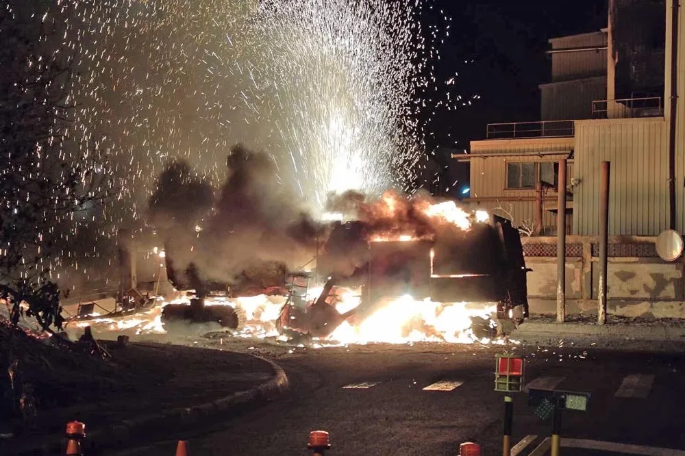 扯！桃園鋪路機深夜猛烈燃燒釀1死　竟是施工單位沒確認地下有管線