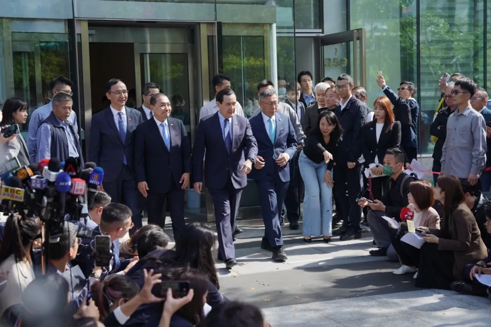 藍營支持者心情由怒轉喜像洗「三溫暖」　藍白合拍板助攻立委選情吃大補丸
