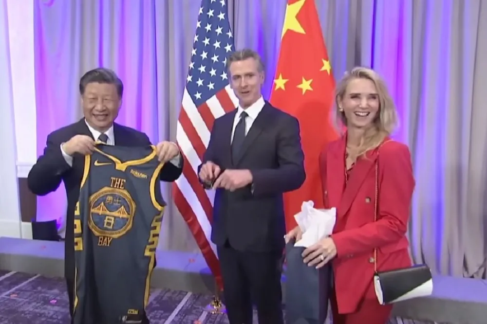 【有片】習近平獲贈NBA金州勇士隊8號球衣　成為榮譽MVP