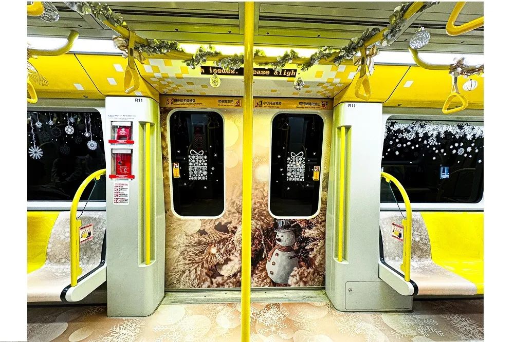 首列新北耶誕城期間限定環狀線主題列車登場　新北捷運將公共藝術變身暖光雪粼列車