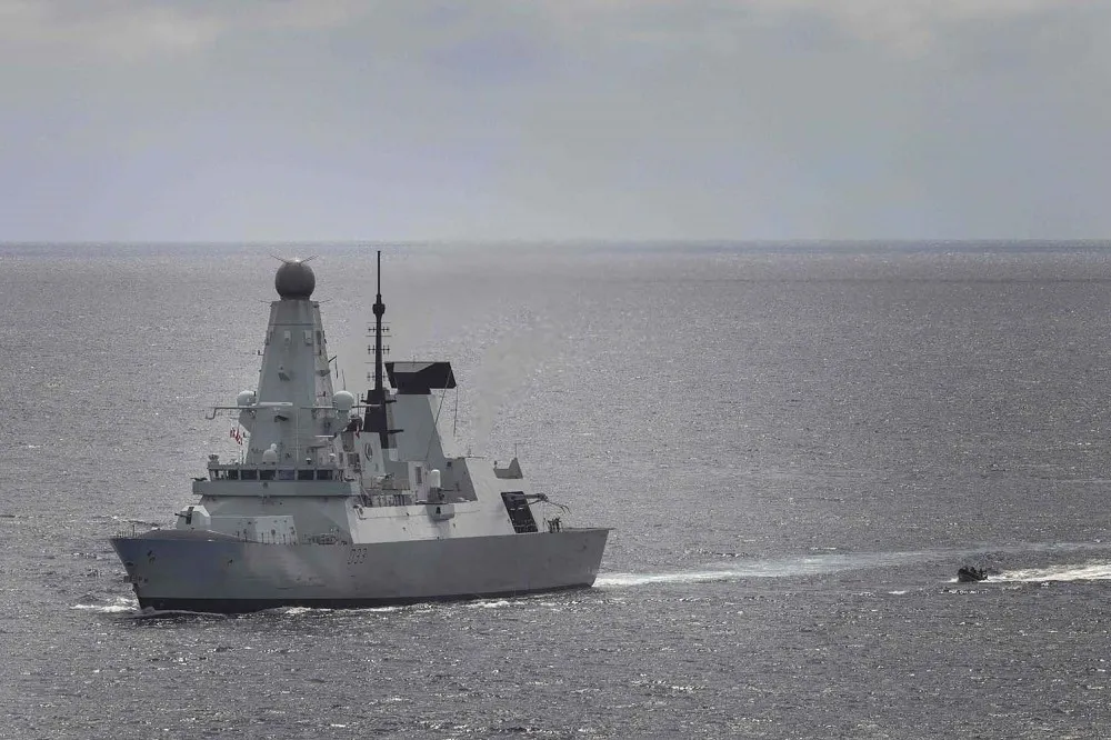 英軍驅逐艦加勒比海助美執法　查抄逾300公斤毒品