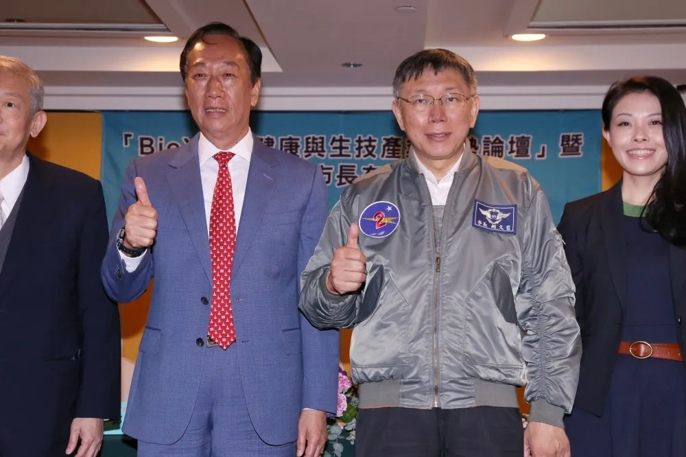 柯文哲喊「用總統候選人身分拚到底」　夜奔信義區密會郭台銘