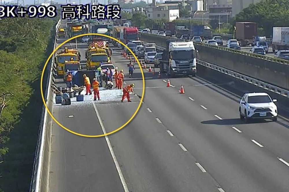 【快訊】國一北向小貨車翻覆　「螺絲釘撒滿3車道」回堵10公里　