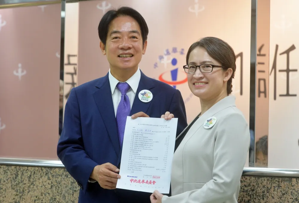 民進黨「賴蕭配」搶頭香完成登記　賴清德諷藍白合：台灣禁不起紛亂及被試驗
