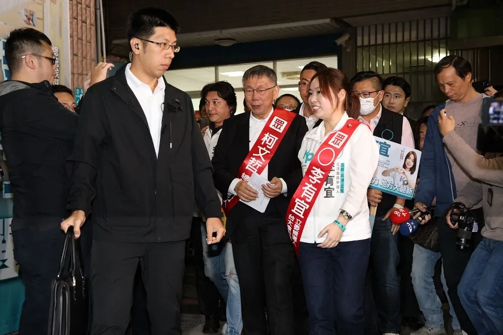 侯友宜喊話明全程直播重判9份民調　柯文哲「明早回覆」電話多到不敢接