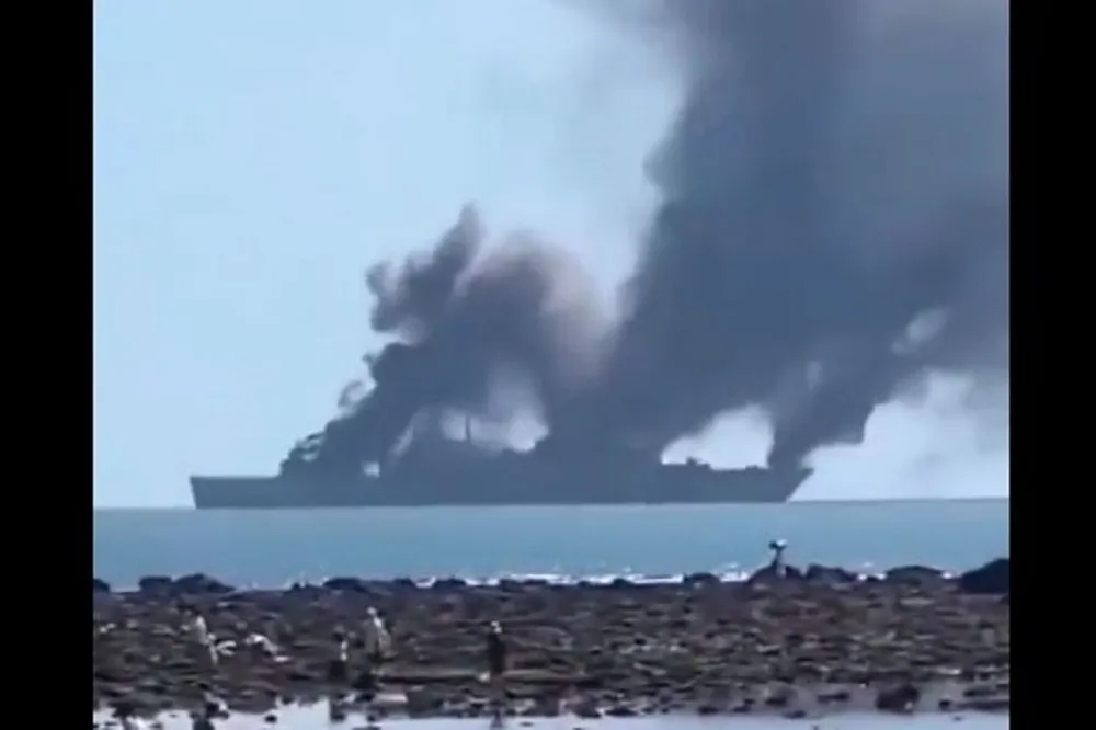 【有片】網傳解放軍071型「龍虎山號」船塢登陸艦失火　消防演習只是「煙大了點」