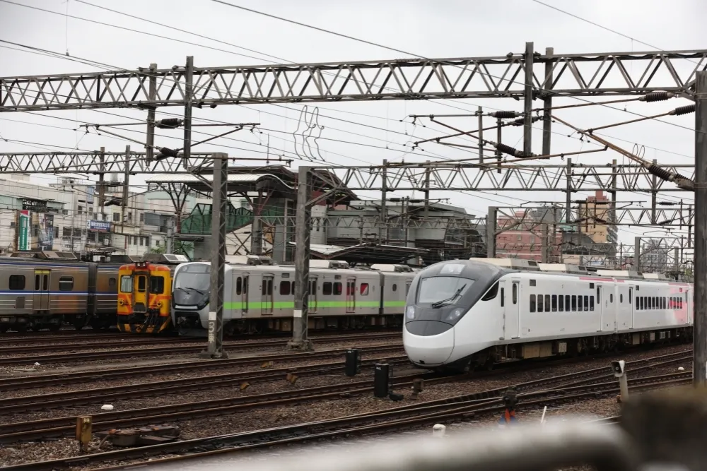 台鐵工程車出軌　西正線22列車誤點、3000名乘客受影響