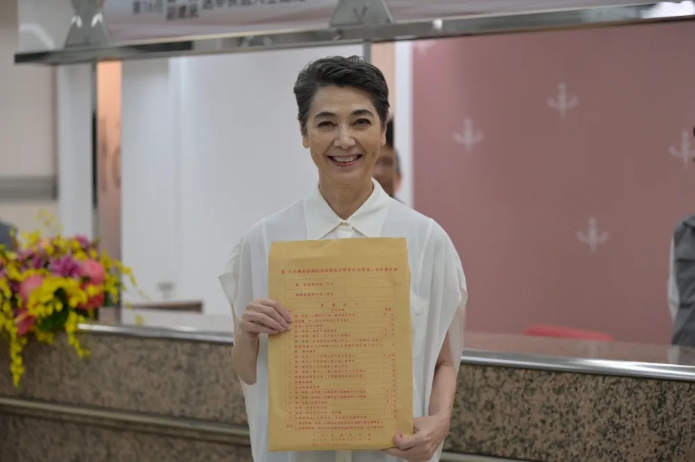 代郭台銘領表參選到底？　賴佩霞笑而未答