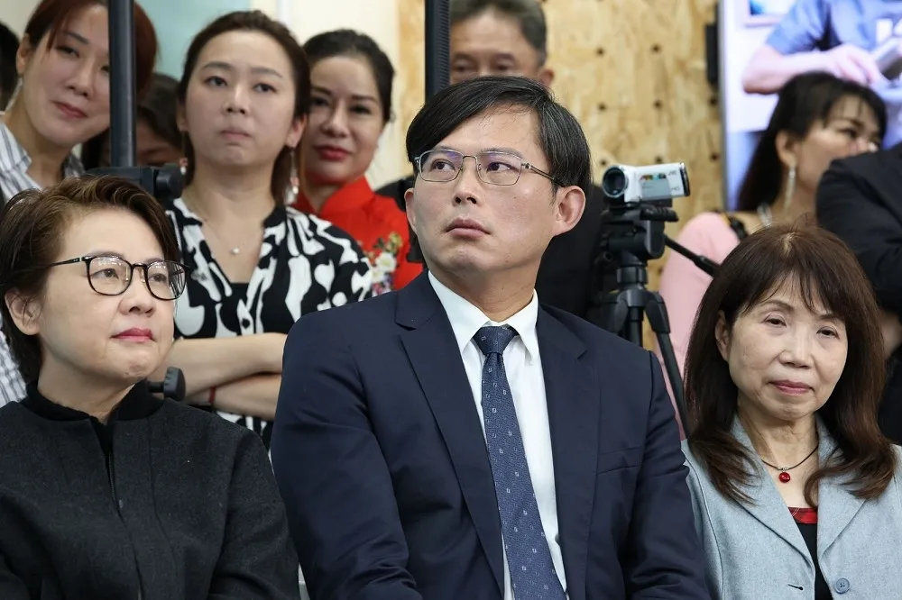 黃國昌列民眾黨不分區立委第2　翻開提名公告遭疑「不符合資格」